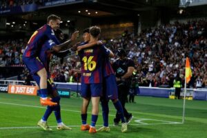 Skuad Barcelona merayakan golnya ke gawang Olympiakos di Liga Champions, Selasa (21/10/2025). (c) AP Photo/Joan Monfort
