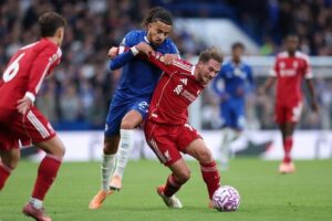 Alexis Mac Allister ditantang oleh Malo Gusto dalam laga Liga Inggris antara Chelsea dan Liverpool di Stamford Bridge, London, 4 Oktober 2025 (c) AP Photo/Ian Walton