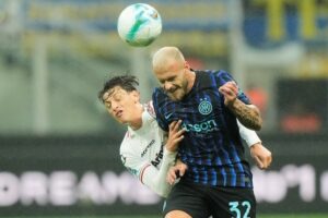 Romano Floriani Mussolini (kiri) berebut bola dengan Federico Dimarco dalam laga Serie A antara Cremonese dan Inter Milan di Stadion San Siro, Milan, Italia, Sabtu, 4 Oktober 2025 (c) AP Photo/Luca Bruno