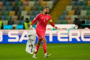 Kiper Timnas Italia, Gianluigi Donnarumma meninggalkan lapangan setelah laga melawan Israel di Kualifikasi Piala Dunia 2026. (c) AP Photo/Luca Bruno