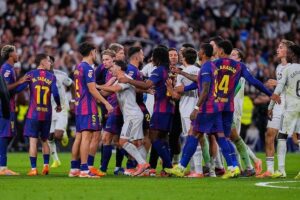 Ricuh! Pemain Real Madrid dan Barcelona bersitegang dalam duel La Liga 2025/2026 di Santiago Bernabeu, 26 Oktober 2025 (c) AP Photo/Manu Fernandez