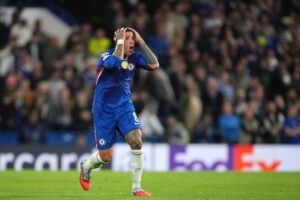Reaksi gelandang Chelsea, Enzo Fernandez usai gagal memaksimalkan peluang gol ke gawang Benfica di Liga Champions 2025-2026. (c) AP Photo/Kin Cheung