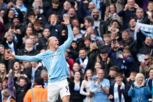Erling Haaland merayakan golnya di laga Manchester City vs Everton, Sabtu (18/10/2025). (c) AP Photo/Dave Thompson