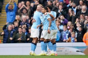 Skuad Manchester City merayakan gol Erling Haaland ke gawang Everton, Sabtu (18/10/2025). (c) AP Photo/Dave Thompson
