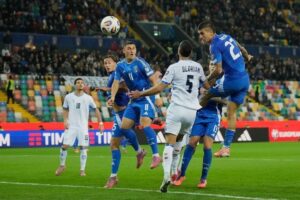 Momen gelandang Italia, Gianluca Mancini (kanan) mencetak gol ke gawang Israel di Kualifikasi Piala Dunia 2026 Grup I, 15 Oktober 2025. (c) AP Photo/Luca Bruno