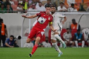 Aksi bek Indonesia, Jay Noah Idzes melawan pemain Arab Saudi, Aiman Yahya di laga Kualifikasi Piala Dunia 2026 zona Asia, 9 Oktober 2025. (c) AP Photo