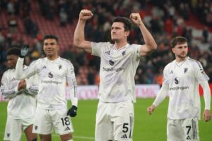 Pemain Manchester United, Harry Maguire, menyapa para suporter seusai pertandingan Premier League antara Liverpool dan Manchester United di Anfield, 19 Oktober 2025 (c) AP Photo/Ian Hodgson