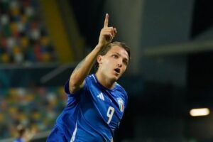 Selebrasi penyerang Timnas Italia, Mateo Retegui usai membobol gawang Israel di Kualifikasi Piala Dunia 2026. (c) AP Photo/Luca Bruno
