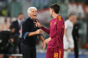 Pelatih AS Roma, Gian Piero Gasperini, berbicara dengan Matias Soule saat pertandingan Liga Europa antara AS Roma dan Viktoria Plzen di Roma, Kamis, 23 Oktober 2025 (c) AP Photo/Alessandra Tarantino