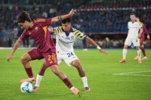 Paulo Dybala dari AS Roma dan Christian Ordonez dari Parma berebut bola dalam pertandingan Serie A di Roma, Italia, Rabu, 29 Oktober 2025 (c) AP Photo/Andrew Medichini