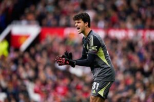 Kiper Manchester United, Senne Lammens saat tampil melawan Sunderland. (c) AP Photo/Dave Thompson