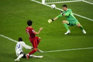 Final Liga Champions 2022 Liverpool vs Real Madrid: Thibaut Courtois gagalkan peluang Mohamed Salah (c) AP Photo