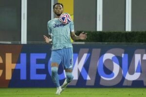 Aksi bek Juventus, Lloyd Kelly saat melawan Al Ain di Piala Dunia Antarklub 2025. (c) AP Photo/Julia Demaree Nikhinson