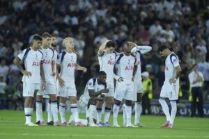 Reaksi pemain Tottenham saat adu penalti di UEFA Super Cup melawan PSG, 14 Agustus 2025. (c) AP Photo/Darko Bandic