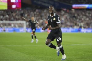 Selebrasi gelandang Chelsea, Moises Caicedo setelah mencetak gol ke gawang West Ham di pekan 2 Liga Inggris 2025-2026, Sabtu (23/8/2025) dini hari WIB. (c) AP Photo/Dave Shopland