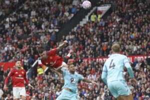 Benjamin Sesko dari Manchester United, kiri tengah, menyundul bola melewati Kyle Walker dari Burnley dalam laga Premier League di Old Trafford, Sabtu, 30 Agustus 2025 (c) AP Photo/Ian Hodgson