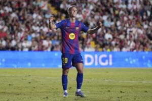 Penyerang Barcelona, Dani Olmo bereaksi setelah gagal memaksimalkan peluang melawang Rayo Vallecano. (c) AP Photo/Manu Fernandez