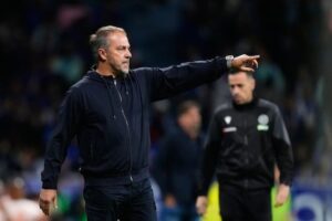 Pelatih Barcelona, Hansi Flick. (c) AP Photo/Jose Breton