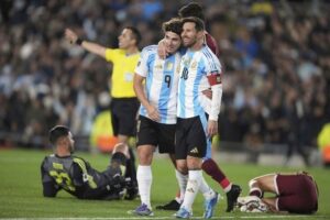 Duo penyerang Argentina, Lionel Messi (kanan) bersama Julian Alvarez di laga melawan Venezuela pada lanjutan Kualifikasi Piala Dunia 2026. (c) AP Photo/Natacha Pisarenko