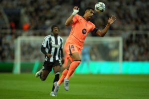 Aksi Ronald Araujo dalam laga Newcastle vs Barcelona di Liga Champions 2025/2026, Jumat (19/9/2025). (c) AP Photo/Jon Super