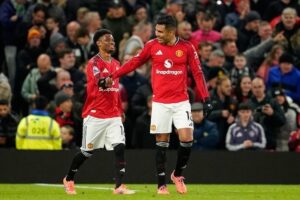 Dua pemain Manchester United, Casemiro (kanan) dan Amad Diallo merayakan gol ke gawang Brighton di Premier League 2025-2026. (c) AP Photo/Dave Thompson