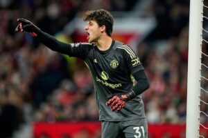 Aksi Senne Lammens dalam laga Manchester United vs Brighton di Premier League, Sabtu (25/10/2025). (c) AP Photo/Dave Thompson