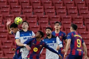 Para pemain Barcelona dan Alaves berebut bola dalam laga La Liga di Barcelona, Spanyol, Sabtu, 29 November 2025 (c) AP Photo/Joan Monfort