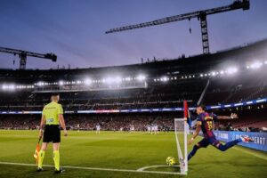 Raphinha dari Barcelona mengambil tendangan sudut dalam laga La Liga melawan Alaves di Barcelona, Spanyol, Sabtu, 29 November 2025 (c) AP Photo/Joan Monfort