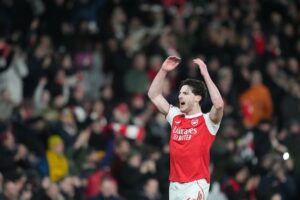 Gelandang Arsenal, Declan Rice merayakan kemenangan atas Tottenham, 23 November 2025. (c) AP Photo/Frank Augstein