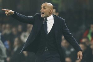 Pelatih baru Juventus Luciano Spalletti memberikan arahan kepada para pemain saat melawan Cremonese di lanjutan Serie A 2025-2026. (c) Alberto Marianii/LaPresse via AP