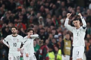 Reaksi kapten Portugal, Cristiano Ronaldo usai mendapatkan kartu merah di laga melawan Irlandia pada lanjutan Kualifikasi Piala Dunia 2026, 14 November 2025. (c) AP Photo/Peter Morrison