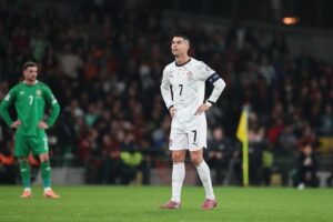 Reaksi kapten Portugal, Cristiano Ronaldo usai mendapatkan kartu merah di laga melawan Irlandia pada lanjutan Kualifikasi Piala Dunia 2026, 14 November 2025. (c) AP Photo/Peter Morrison
