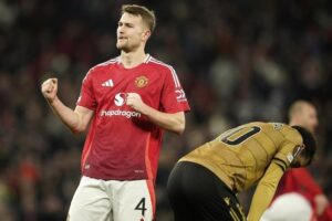 Matthijs de Ligt merayakan kemenangan usai laga Manchester United vs Real Sociedad di Liga Europa, Jumat (14/3/2025) dini hari WIB. (c) AP Photo/Dave Thompson