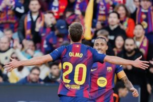 Pemain Barcelona, Dani Olmo, merayakan gol bersama rekannya, Raphinha, dalam laga La Liga antara Barcelona dan Alaves di Barcelona, Spanyol, Sabtu, 29 November 2025 (c) AP Photo/Joan Monfort