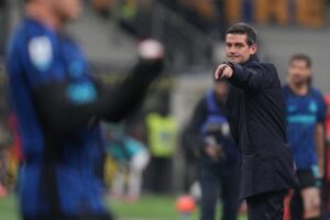 Pelatih Inter Milan, Cristian Chivu, memberikan instruksi kepada para pemainnya dalam laga Serie A melawan AC Milan, Senin, 24 November 2025 (c) AP Photo/Antonio Calanni