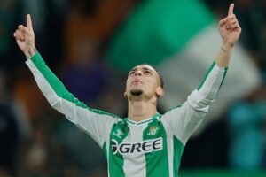 Selebrasi Antony usai membobol gawang Barcelona, Minggu (7/12/2025) (c) AP Photo/Manu Reino