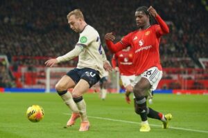 Ayden Heaven mencoba merebut bola dari Jarrod Bowen di laga Manchester United vs West Ham, Jumat (5/12/2025) (c) AP Photo/Ian Hodgson