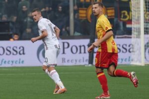 Aksi Jamie Vardy (kiri) di laga Cremonese vs Lecce, Minggu (07/12/2025). (c) Alberto Mariani/LaPresse Via AP Photo