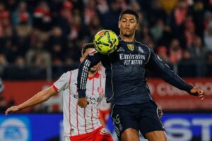 Aksi Jude Bellingham di laga Girona vs Real Madrid di Montilivi, Senin (01/12/2025). (c) AP Photo/Joan Monfort