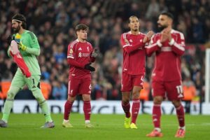 Skuad Liverpool memberikan applus pada suporter di Anfield usai laga lawan Sunderland, Kamis (4/12/2025). (c) AP Photo/Jon Super