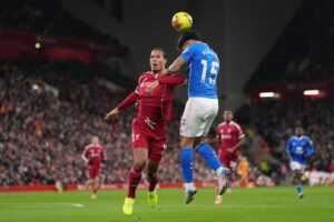 Virgil van Dijk (kiri) dari Liverpool dan Omar Alderete dari Sunderland berebut bola dalam pertandingan Liga Inggris di Liverpool, Rabu, 3 Desember 2025 (c) AP Photo/Jon Super