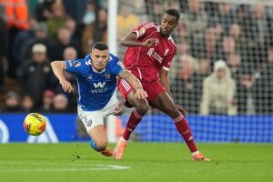 Granit Xhaka (kiri) dari Sunderland dan Alexander Isak dari Liverpool berebut bola dalam pertandingan Premier League antara Liverpool vs Sunderland di Liverpool, Rabu, 3 Desember 2025 (c) AP Photo/Jon Super