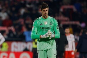 Ekspresi Thibaut Courtois di laga Girona vs Real Madrid di Montilivi, Senin (01/12/2025). (c) AP Photo/Joan Monfort