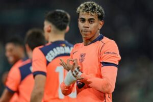Ekspresi Lamine Yamal usai mencetak gol dari titik putih ke gawang Real Betis, Minggu (7/12/2025) (c) AP Photo/Manu Reino