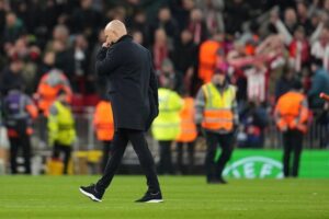 Pelatih Liverpool, Arne Slot meninggalkan lapangan usai kekalahan 1-4 dari PSV di Liga Champions. (c) AP Photo/Jon Super