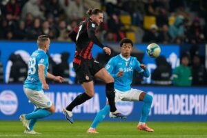 Aksi Adrien Rabiot (tengah) di laga Napoli vs AC Milan, Jumat (19/12/2025). (c) AP Photo/Altaf Qadri