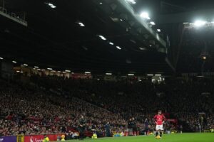 Bruno Fernandes menunggu untuk mengeksekusi tendangan bebas dalam laga Liga Inggris antara Manchester United vs Bournemouth di Old Trafford, 15 Desember 2025 (c) AP Photo/Jon Super