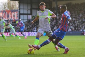 Duel antara bek Crystal Palace, Tyrick Mitchell dengan pemain Manchester City, Matheus Nunes di Liga Inggri, 14 Desember 2025. (c) AP Photo/Kin Cheung