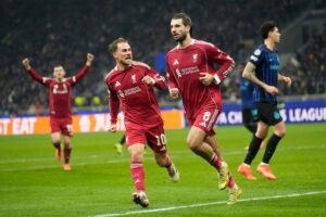 Dua bintang Liverpool, Dominik Szoboszlai bersama Alexis Mac Allister merayakan gol ke gawang Inter Milan di Liga Champions, Rabu 10 Desember 2025. (c) AP Photo/Luca Bruno