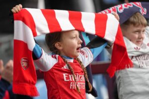 Suporter cilik Arsenal menunggu dimulainya laga Liga Inggris antara Aston Villa dan Arsenal di Birmingham, Inggris, Sabtu, 6 Desember 2025. (c) AP Photo/Dave Shopland